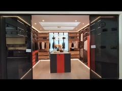 Fadior Elegance Custom Made Walk In Closet Houtkorrel met meerdere opslagoplossingen