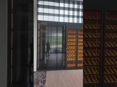 Een wijnkast van roestvrij staal met opslag en zitplaatsen in elegant zwart