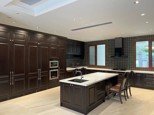 Keuken in de Europese stijl met multifunktioneel eiland en premium gouden hardware
